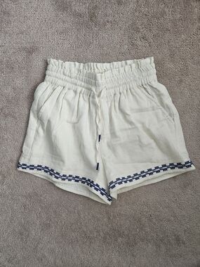 En Creme Cream High-Waist Shorts with Navy Embroidered Hem